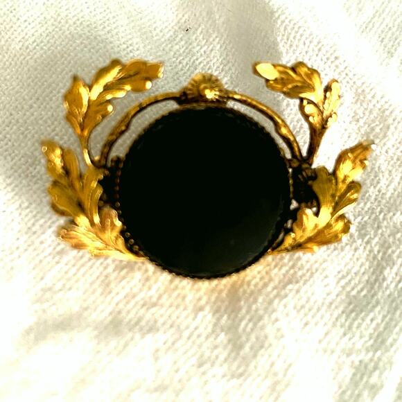 Vintage black onyx, leaf brooch, gold tone wreath pen with black cabochon. - Picture 8 of 16
